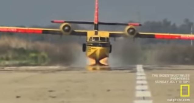 Έγινε ρεζίλι! Τούρκος πιλότος προσγειώνει καναντέρ χωρίς να κατεβάσει τις ρόδες (βίντεο)